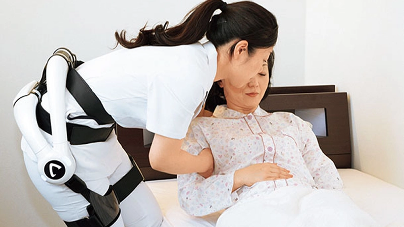 高齢者を介助する女性の写真