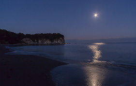 海に掛かる月への橋