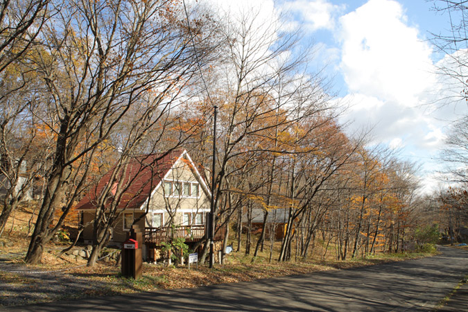 紅葉が美しい第Ⅱ期分譲地の風景。紅葉は10月下旬から11月中