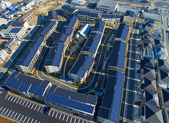 屋根に設置された太陽光発電システム