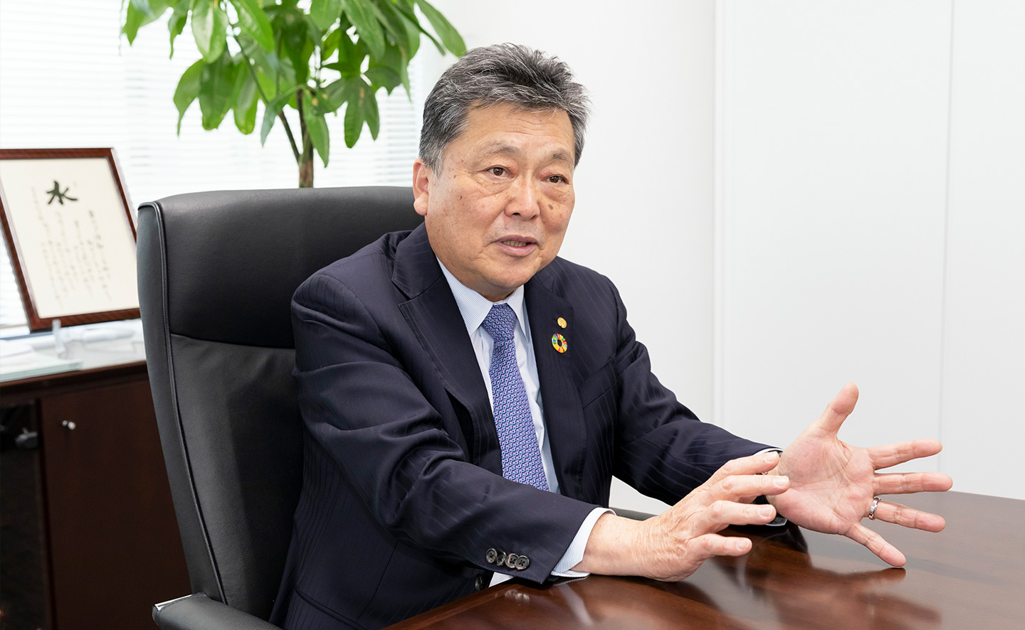 インタビューに答える山﨑考平社長