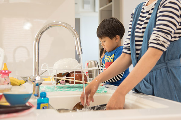子どもと家事シェア 小さい子でもok プロが教える初めての食器洗い 生活を考える Try家guide トライエガイド ダイワハウス